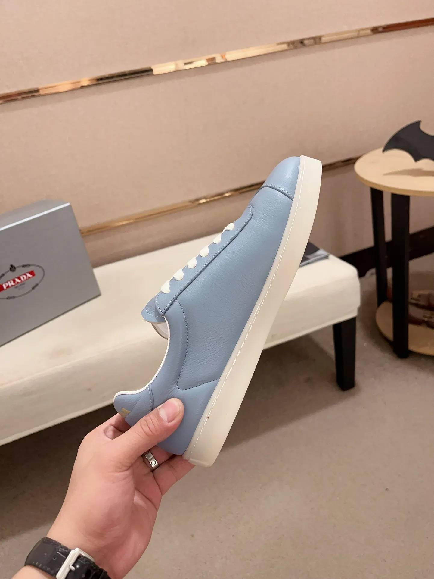 Men's Men's Shoes 💰 500💰 ✔️✔️✔️Higher version High-quality new PRADA (Prada) counters are launched simultaneously. The new men's shoes and 😘fabrics are made of high-tech glue-making technology. Lining: Full cowhide lining. 👍🏿 High-end ☄️ air-cushion molded anti-slip rubber outsole, exquisite lines, simple and elegant, comfortable and high-end for leisure travel. Code number: 38 to 44 (45 can be customized and cannot be returned or exchanged)